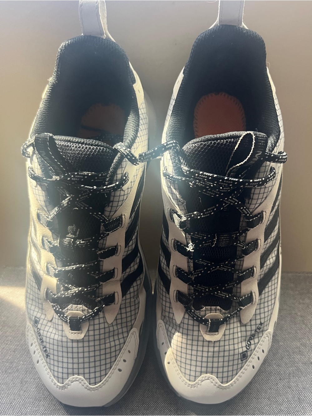 Merrell Men's Size 8.5 White and Black Grid-Pattern Trail Sneakers